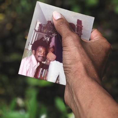 The Catwoman actress Halle Berry holding her father's picture